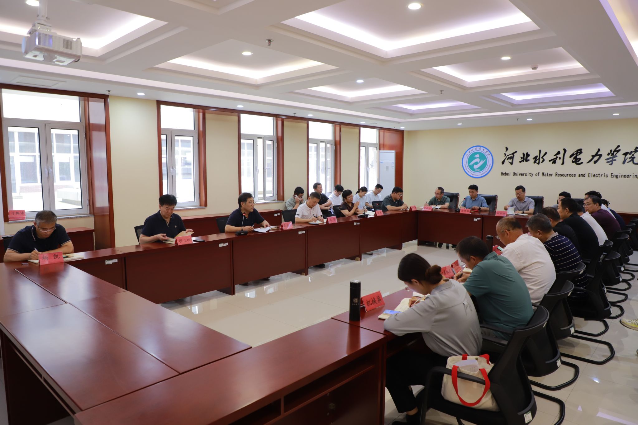我校召开2025年党委理论学习中心组第十次集中学习扩大会