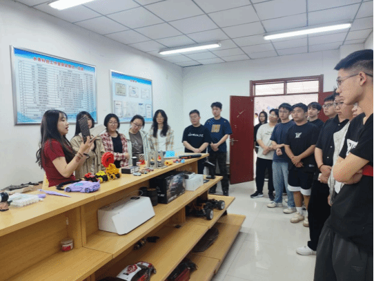 创新引擎行动 智创实践赋能——招生就业处举办格斗机器人科普体验活动